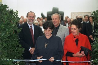 Le musée conçu par l'architecte Renzo Piano (à gauche) a été inauguré le 18 octobre 1997 à Riehen (BS) par la conseillère fédérale Ruth Dreifuss (au centre) en présence d'Ernst et Hildy Beyeler (archives).