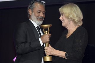 La reine Camilla a remis le Booker Prize à Shehan Karunatilaka.