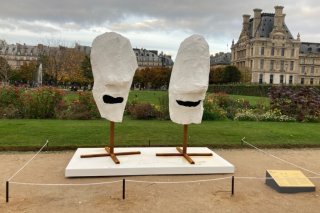Deux têtes de lémuriens un peu perdues de Franz West dans le Jardin des Tuileries.