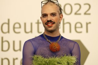 Kim de L'Horizon est protégé par un service de sécurité après avoir reçu des menaces queerphobes.