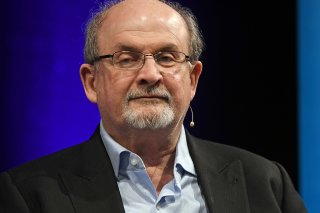 Salman Rushdie est marqué à vie par les séquelles du récent attentat dont il a été victime.