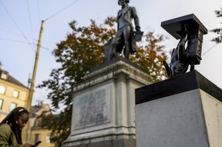 L'oeuvre "Great in the concrete" de l'artiste Mathias Pfund est visible à côté de la statue de David de Pury depuis jeudi à Neuchâtel.