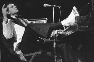 Jerry Lee Lewis martelait férocement le clavier de ses doigts, coudes ou pieds. Une photo prise en 1975, lors d'un concert au Madison Square Garden à New York. (archives)