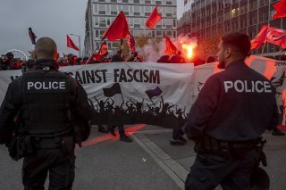 A Genève, un millier de personnes ont défilé samedi après-midi pour dénoncer la montée des mouvements d'extrême droite et marquer les 90 ans des événements du 9 novembre 1932, quand l'armée avait tiré sur des manifestants antifascistes.