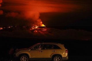 La lave du Mauna Loa, en éruption depuis le 27 novembre, menace désormais l'une des routes principales de Hawaï.