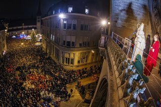 Saint Nicolas s'est adressé aux Fribourgeoises et Fribourgeois depuis le balcon de la cathédrale.