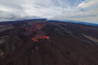 L'éruption du Mauna Loa, le plus gros volcan actif du monde, menace l'un des principaux axes routiers de Hawaï: l'île mobilise désormais des gardes nationaux (archives).