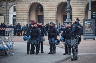 La police est rapidement arrivée sur les lieux - où des jets de peinture rose vif, bleu électrique et turquoise avaient éclaboussé le trottoir - et les militants ont été interpelés. Une équipe de nettoyage de La Scala a ensuite nettoyé le bâtiment...