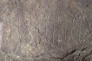 Les pierres runiques sont des pierres gravées d'inscriptions composées de lettres runiques, le plus vieil alphabet connu en Scandinavie.