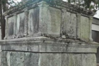 Un monument nazi, érigé en 1938, se trouve dans le cimetière Daleu à Coire. Personne ne semblait en avoir connaissance.