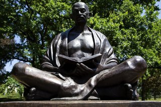 Une statue du Mahatma Gandhi trône dans le parc de l'Ariana à Genève.