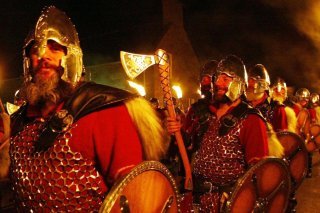 Les femmes sont désormais acceptées dans le cortège à la rfête des vikings de Lerwick (Archives).