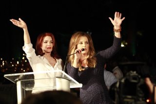 Les enjeux pourraient être grands en cas de bataille judiciaire, Lisa Marie (à droite) - ici avec sa mère - étant la fille unique d'Elvis Presley.