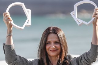 Juliette Binoche semble appréciée en Espagne. Elle pose ici l'an dernier dans le cadre du Festival international du film de et à San Sebastian, aux Pays Basques pour son fim Avec amour et acharnement (Archives).