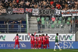 Les joueurs du FC Sion en pleine communion avec leurs supporters à St-Gall