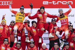 Stefan Rogentin et Marco Odermatt sur le podium du Super-G de Wengen