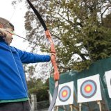 Image d'illustration - Un jeune qui pratique le tir à l'arc