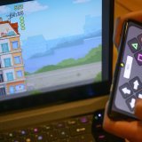 "Let's Help Together", jeu vidéo de la Croix-Rouge vaudoise, se joue sur un ordinateur portable et à l'aide d'un téléphone mobile comme manette.