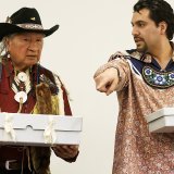 Clayton Logan, représentant de la nation Sénéca ici à gauche, et Brennen Ferguson, représentant de la nation Tuscarora, à droite, ont récupéré deux objets sacrés qui étaient exposés dans les vitrines du Musée d'ethographie de Genève (MEG)....