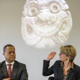 C'est la directrice de l'OFC Carine Bachmann qui a remis la sculpture à l'ambassadeur Luis Alberto Castro Joo.