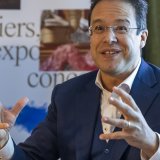 La Cité bleue propose une saison hors les murs de mars à novembre, avec seize concerts, deux performances et un opéra dans neuf lieux de Genève. Le chef d'orchestre et enseignant argentino-suisse Leonardo García Alarcón est le nouveau directeur gé...