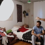 Le photographe Anthony Mamizuka travaille sur le projet Résidences croisées lancé par l'Hospice général à Genève.