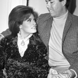 Raquel Welch en 1967 avec son fiancé et producteur Patrick Curtis.