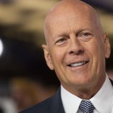 Âgé de 67 ans, Bruce Willis souffrait initialement d'aphasie, un trouble du langage causé par des lésions cérébrales. Mais depuis l'an dernier, "sa maladie a progressé et nous avons maintenant un diagnostic plus précis: la démence fronto-temporale...