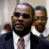 Déjà condamné à 30 ans, l'ex-star du R&B, R. Kelly écope de 20 ans supplémentaires de réclusion pour pédopornographie.