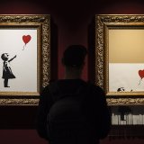 Des copies de "Girl with balloon" (La fille au ballon) et de "Love is in the bin" (L'amour est dans la poubelle) de l'artiste de rue Banksy sont présentées à Zurich dans le cadre de l'exposition "The Mystery of Banksy - A Genius Mind".