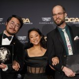 Les réalisateurs "Everything Everywhere All at Once," Daniel Kwan et Daniel Scheinert, entourent la présentatrice de la soirée, Stephanie Hsu.