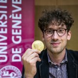 Le Grand Conseil a adopté un crédit d'études de 17,6 millions de francs pour la construction du centre des sciences physiques et mathématiques de l’Université de Genève. L'alma mater compte deux médailles Fields, dont une a été reçue par le profes...