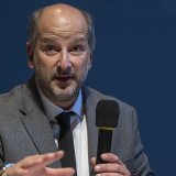 Une telle interdiction déplacerait le problème dans l’espace privé. Un enfant qui reste chez lui avec des parents fumeurs est plus exposé au tabac qu’à la place de jeux avec ses parents qui fument sur un banc, affirme Grégoire Junod (archives)....