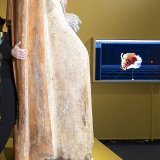 Abraham Poincheval entre dans la copie de la statue, exposée au Musée d'art et d'histoire de Fribourg.