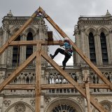 La reconstruction de la cathédrale Notre-Dame de France avance suffisamment pour permettre sa réouverture aux visiteurs et aux foules à la fin de l'année prochaine, moins de six ans après l'incendie. Une exposition rend hommage à des centaines d'a...
