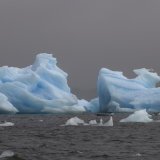 La fonte de la banquise, congélation de l'eau salée déjà présente dans l'océan, n'a pas d'impact immédiat sur le niveau de la mer. Mais elle soumet à l'assaut des vagues le glacier qui recouvre l'Antarctique, qui peut provoquer une montée du nivea...