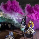 Quelque 1200 personnes ont bruyamment défilé mercredi dans les rues de Genève pour la Journée internationale de luttes pour les droits des femmes. La manifestation s'est terminée par un feu destiné à "brûler le patriarcat".