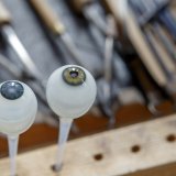 Un oculariste, le spécialiste qui réalise des prothèses oculaires en verre, présentera son travail du 31 mars au 2 avril au Pavillon Sicli, à l'occasion des Journées européennes des métiers d'art (archives).