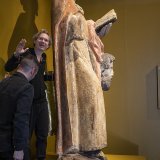 L'artiste Abraham Poincheval à sa sortie d'isolement, épaulé par Ivan Mariano, directeur du Musée d'art et d'histoire de Fribourg.