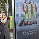La conseillère administrative Marie Barbey-Chappuis pose devant une affiche de la nouvelle campagne de la Ville en faveur de rues propres.