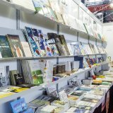 Les points de vente préférés sont la librairie et les grandes surfaces culturelles (image d'illustration).