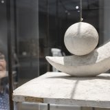 La célèbre "Boule suspendue" (1930) d'Alberto Giacometti est présentée au Kunsthaus de Zurich dans le cadre de l'exposition "Giacometti - Dali. Jardins de rêves".