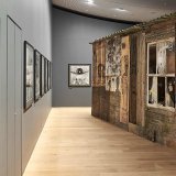 L'exposition "Call of the Void" au Musée Tingely à Bâle présente des photographies et des installations de l'artiste américain Roger Ballen.