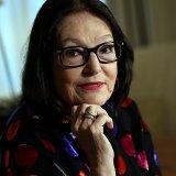 Pour marquer ses 60 ans de carrière, la chanteuse Nana Mouskouri va mettre aux enchères plusieurs paires de ses célèbres lunettes rectangulaires (archives).