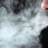 A Genève, les autorités estiment que les mineurs peuvent trop facilement s'acheter des cigarettes électroniques jetables, nocives pour leur santé (photo d'illustration).