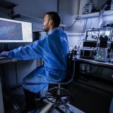 Théo Ribierre, coordinateur scientifique, réalise des images de neurones à l'occasion de l'inauguration de la plateforme "NeuroNA" de neurosciences cellulaires humaines au Campus Biotech à Geneve.