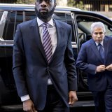 Le procès de l'article américano-haïtien (au centre), qui a duré plusieurs semaines, a été très médiatisé. Il a notamment vu défiler l'acteur Leonardo DiCaprio pour témoigner.