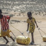 Depuis fin 2020, les pays de la Grande Corne de l'Afrique (Éthiopie, Érythrée, Somalie, Djibouti, Kenya et Soudan), large péninsule de l'est du continent, subissent leur pire sécheresse depuis quarante ans. Ici, des fillettes trainent des conteneu...