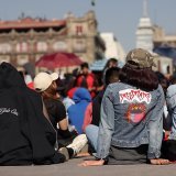 Des fans de la chanteuse espagnole Rosalia attendent avant son concert au Zocalo de Mexico vendredi.