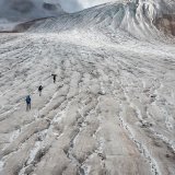 L'équipe du Réseau suisse de relevés glaciologiques inspecte le glacier de Gries (VS) en septembre dernier, après une fonte record (archives).